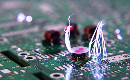 電子設(shè)備類(lèi)工廠(chǎng)為什麼必須穿防靜電安全鞋？